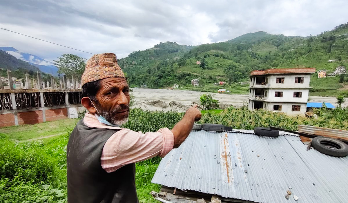 मेलम्चीवासीको याचना : सरकार ! बाढीले घर लग्यो, बोल्न जान्दैनौँ हेर्दिनू है (भिडियोसहित)